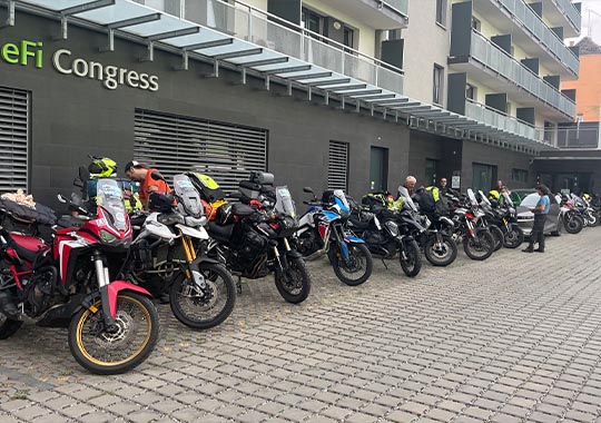Parkování motorek ve vnitrobloku eFi Palace Hotelu  